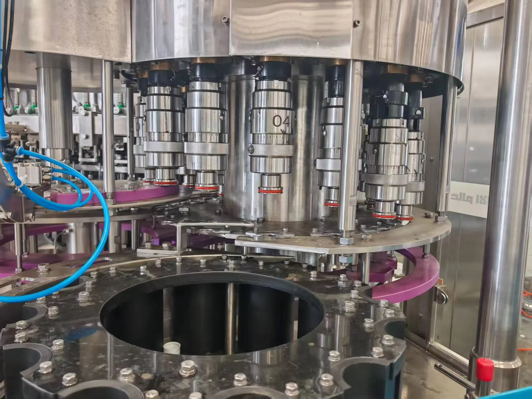 15000BPH 碳酸饮料灌装机自动封盖系统细节