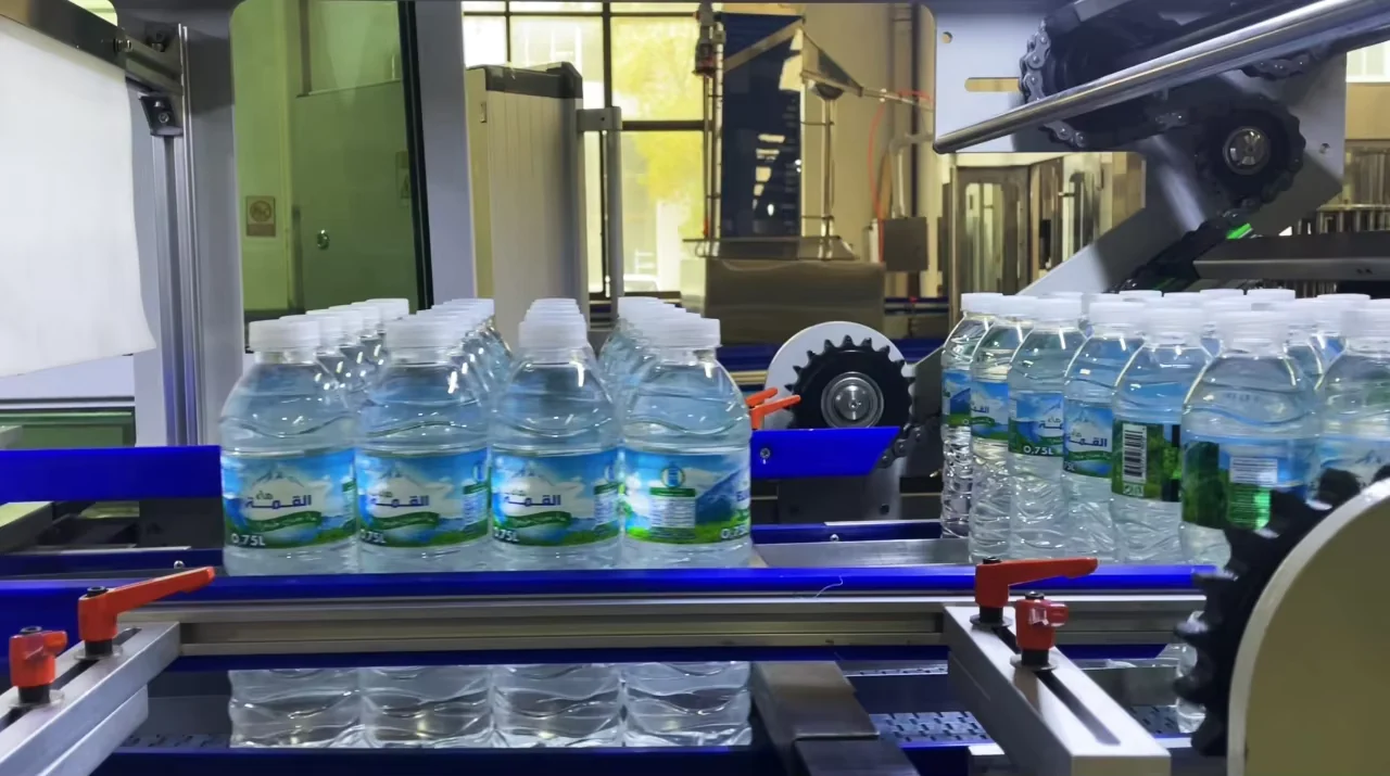 带膜包和输送的瓶装水包装系统